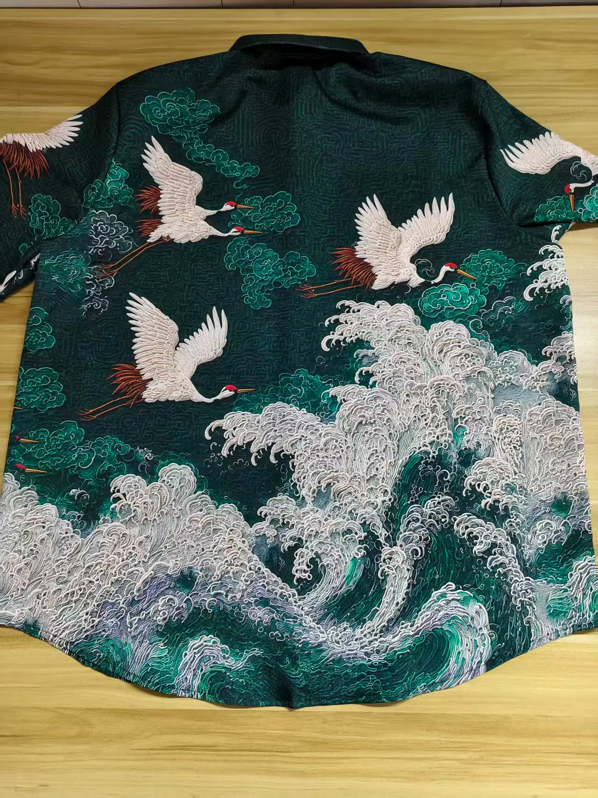 Embossed Flying Crane and Wave Printing Casual Short Sleeved Shirt